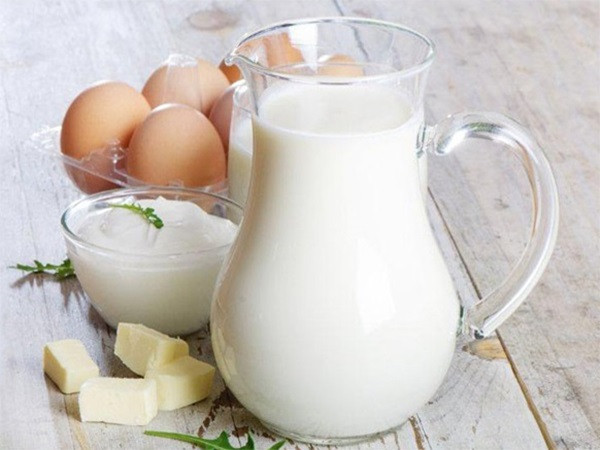 Các thực phẩm giàu vitamin E bạn có thể bổ sung trong các bữa ăn hàng ngày gồm sữa, trứng gà, thịt nạc, hạt lanh…(Nguồn Eatright)
