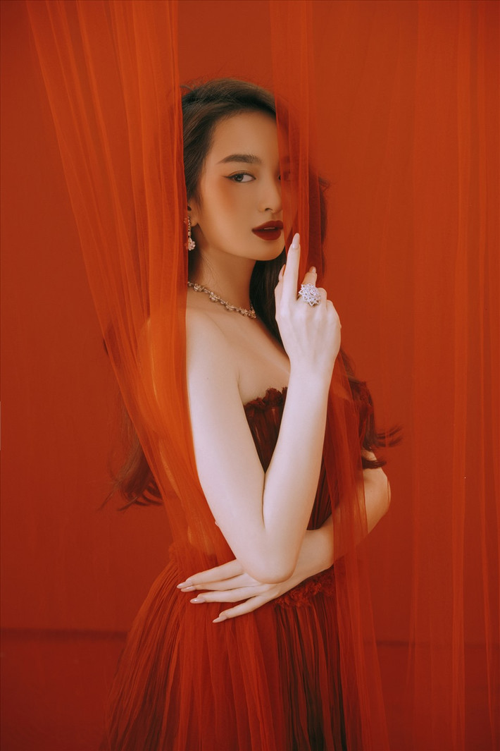 Dù sở hữu chiều cao khiêm tốn 1m50 song vóc dáng của mỹ nhân 9X vẫn rất gợi cảm.