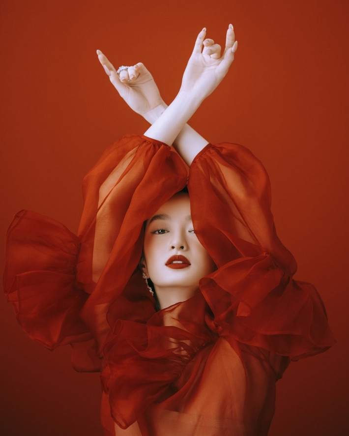 Gương mặt xinh đẹp cùng thân hình bốc lửa là lợi thế giúp Kaity Nguyễn hóa thân vào những vai quý cô sang chảnh.
