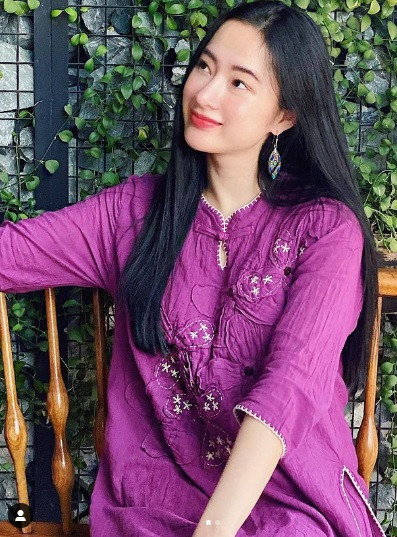 Angela Phương Trinh từng được mệnh danh là "nữ hoàng thị phi" vì đời tư ồn ào, phát ngôn gây sốc và "nghiện khoe thân".