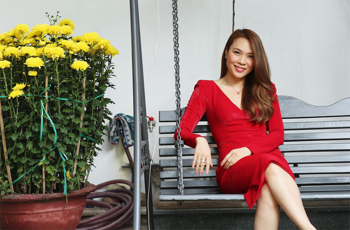 Việc trung thành với mái tóc suôn thẳng cũng giúp Mỹ Tâm trẻ hơn sơ với tuổi thực.