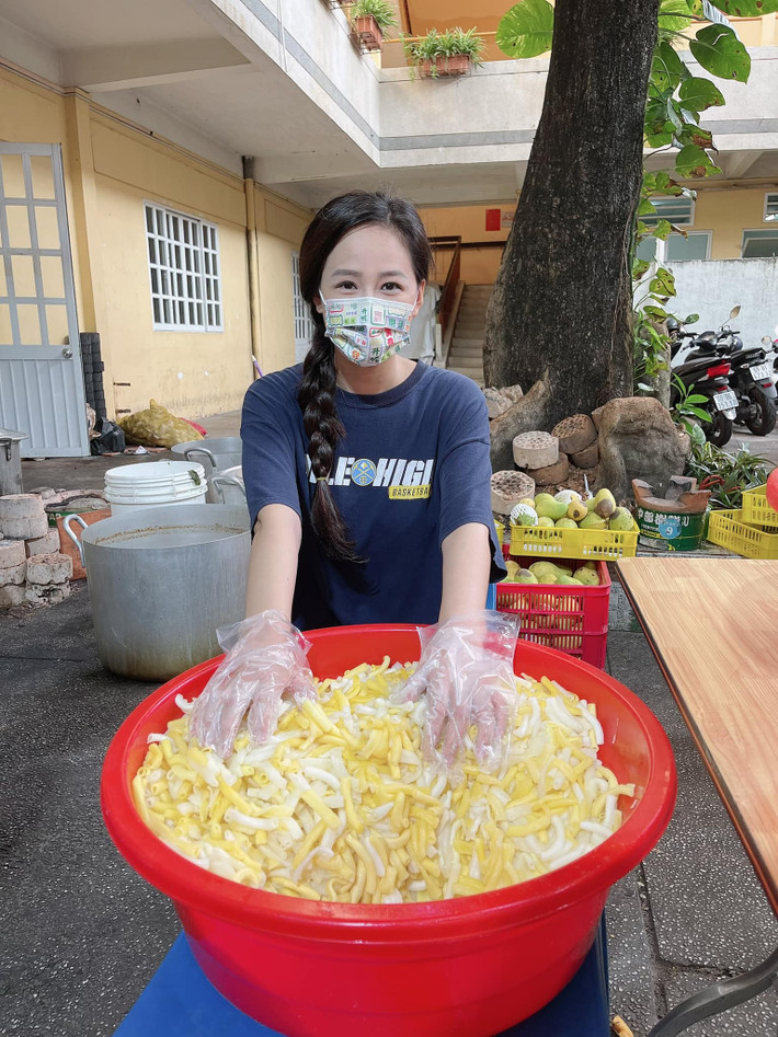 Mai Phương Thúy tươi tắn đi tiếp tế cho y bác sĩ chống dịch.