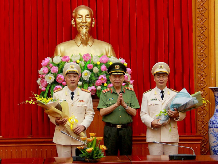 Hồ Phong hiện mang hàm trung tá và đã đạt được danh hiệu nghệ sĩ ưu tú vào năm 2019.