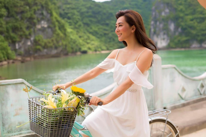 Nữ MC chia sẻ bí quyết tập luyện mùa dịch COVID-19: "Gym đóng cửa thì đi bơi! Bơi lội là môn thể thao Kỳ Duyên rất thích. Bơi giúp cho cơ thể săn chắc và trợ lực cho phổi khoẻ hơn bằng cách tập hít thở sâu và giữ hơi. Không còn gì "đã" hơn sáng sớm nhảy xuống hồ mát lạnh bơi vài vòng khởi động tim mạch để bắt đầu một ngày mới!".
