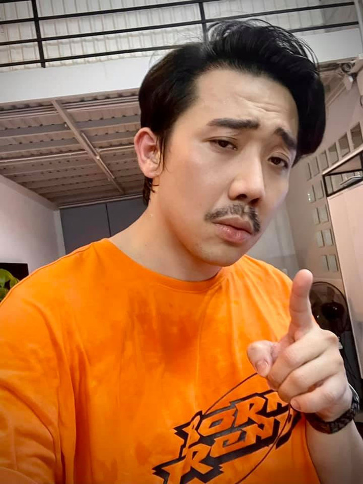 Trông anh già hơn hẳn so với hình ảnh bóng bẩy cách đây vài tháng.