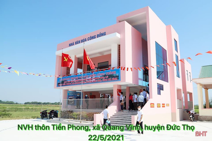 "Nhưng sau đó có một nhóm dựa vào thông tin này làm kẻ hở tung tin sai sự thật rằng 10 căn nhà này là Tiên đạo mẫu nhà của tỉnh và là tiền của doanh nghiệp chứ không phải tiền quyên góp của Tiên. Tiên chỉ nhận vơ công trình, khiến nhiều bạn không hiểu chuyện đã chửi bới xúc phạm Tiên rất nhiều", nữ ca sĩ cho biết thêm.