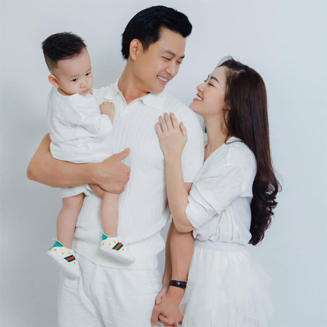 Tiến Lộc kết hôn lần thứ 2 vào năm 2018. Hiện anh và vợ hai, Hồng Nga, đã có một bé trai tròn 2 tuổi.