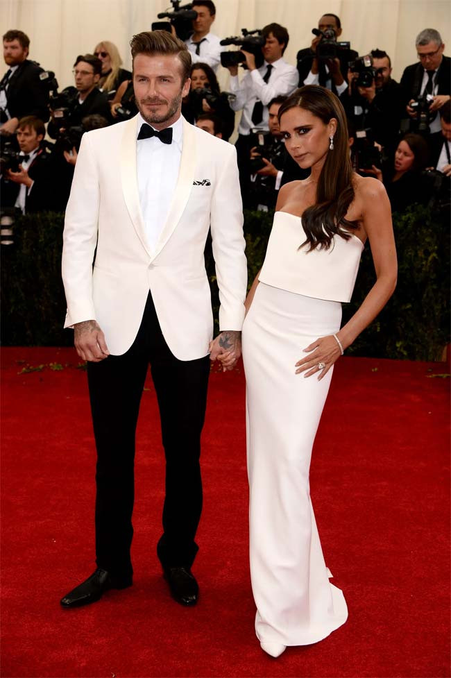 Chiếc váy ống màu trắng mà Vic mặc khi sánh bước cùng chồng trong sự kiện Met Gala 2014 cũng bị chê là nhạt nhẽo và không tôn được vóc dáng. (Ảnh: Getty Images)