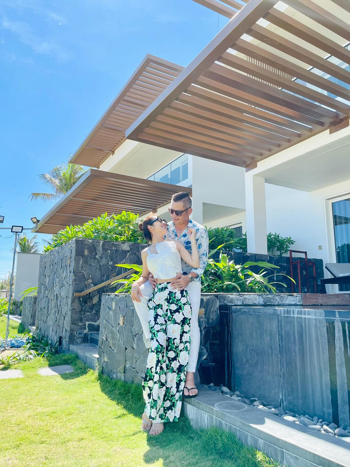 Jennifer Phạm tận hưởng cuộc sống hôn nhân viên mãn bên ông xã doanh nhân Đức Hải. Cả hai thường xuyên đi du lịch và chụp ảnh lãng mạn cùng nhau.