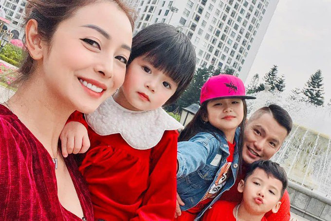 Ông xã thường hộ tống Jennifer Phạm tới các sự kiện giải trí và hỗ trợ cô chăm con, quán xuyến việc gia đình để vợ yên tâm làm việc.