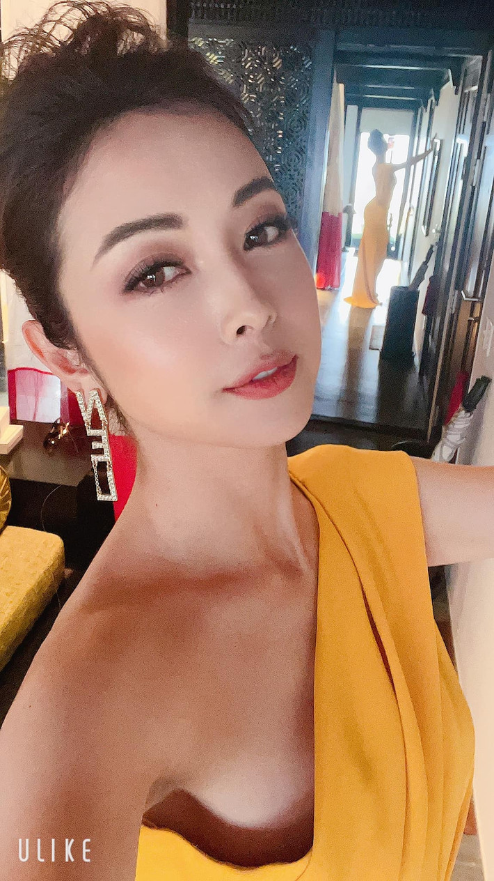 Trong bức ảnh selfie ở hậu trường, "Hoa hậu 4 con" Jennifer Phạm để lộ thân hình đồng hồ cát qua gương khiến fan phải trầm trồ bởi vóc dáng hoàn hảo. Dù vậy, mỹ nhân sinh năm 1985 đăng dòng chú thích có phần khiêm tốn: "Nhìn vậy mà không phải vậy...".