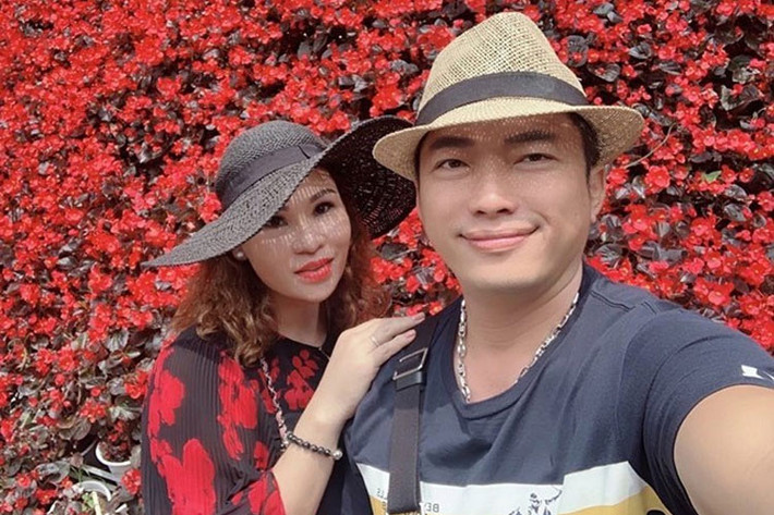 Sau nhiều năm ly hôn người vợ đầu, diễn viên Kinh Quốc tái hôn với nữ đại gia Vũng Tàu, Lâm Thị Thu Trà và từ đó anh được tận hưởng cuộc sống giàu có, đi xe sang, ở biệt thự.