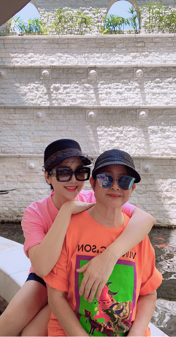 Giáng My và mẹ có khi lại trở nên năng động và trẻ trung với áo thun gam màu nổi của bộ đôi thiết kế Vũ Ngọc & Son.