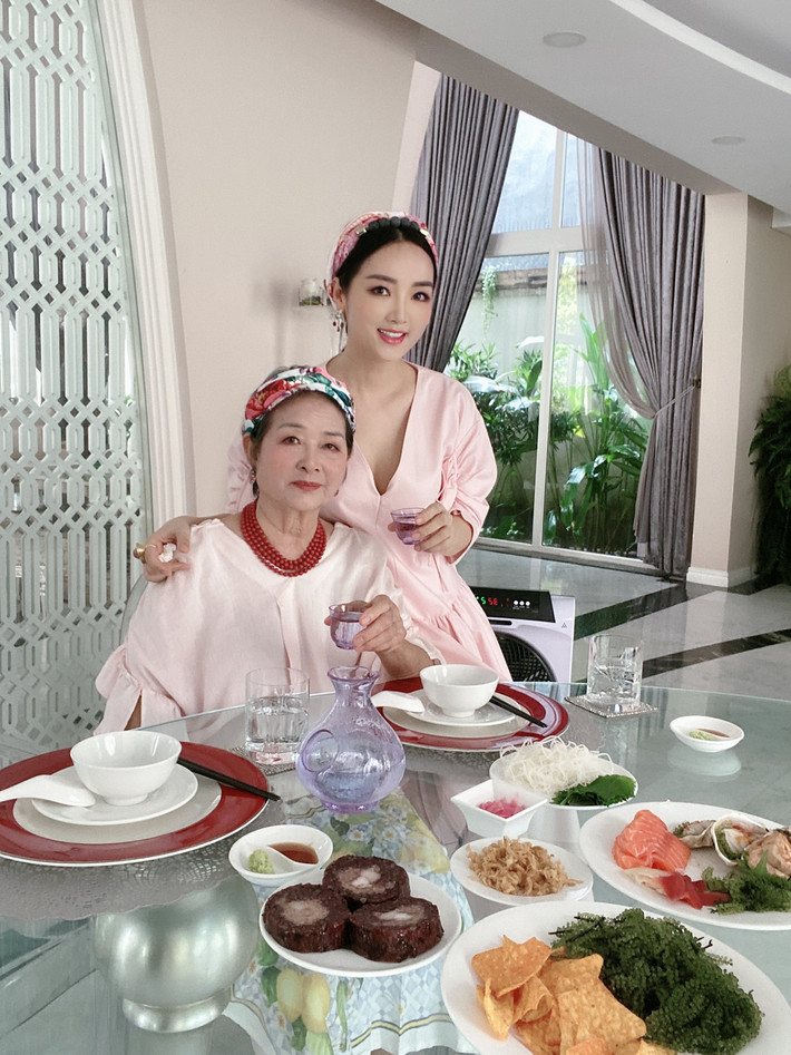 Hai mẹ con nhà mỹ nhân 7X có cả một bộ sưu tập đồ đôi cùng nhiều phụ kiện như băng đô, mắt kính thời trang, hoa tai hay vòng cổ bắt mắt...