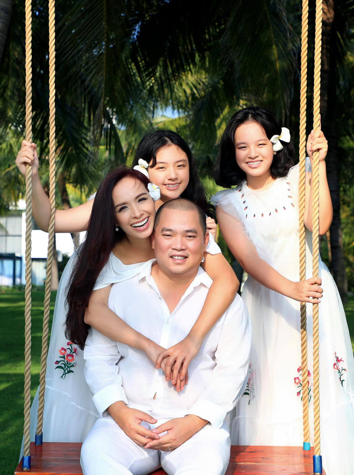 Hai nàng công chúa nhà Thúy Hạnh đều sở hữu gen chiều cao của mẹ Thúy Hạnh. So với chị cả, cô em Suti có chiều cao vượt trội hơn.