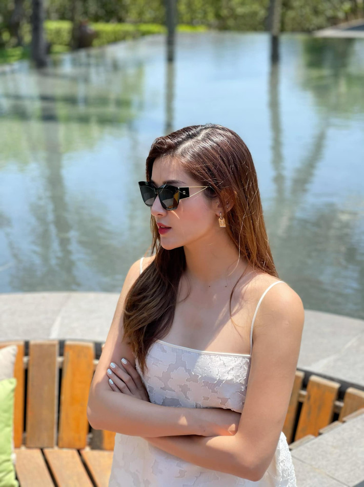 Mỹ nhân sinh năm 1995 chăm đăng ảnh gợi cảm trong mỗi chuyến nghỉ dưỡng sang chảnh của mình. Ảnh: FBNV.