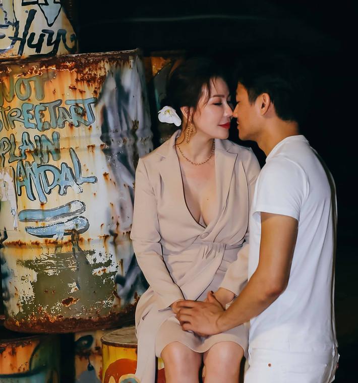 Dù hơn tuổi chồng nhưng bà xã đại gia của Quý Bình vẫn "dạ thưa" đầy đủ, gọi chồng là "Mình" qua một dòng bình luận ngắn cũng khiến dân tình phải xuýt xoa và ghen tỵ.