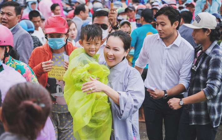 Cả hai từng có một thời gian là bạn, song hành cùng nhau trong công việc trước khi nhận lời yêu.