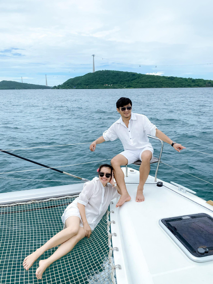 Quý Bình và vợ doanh nhân Ngọc Tiền đang tận hưởng quãng thời gian hạnh phúc và mặn nồng bên nhau sau 4 tháng kết hôn.