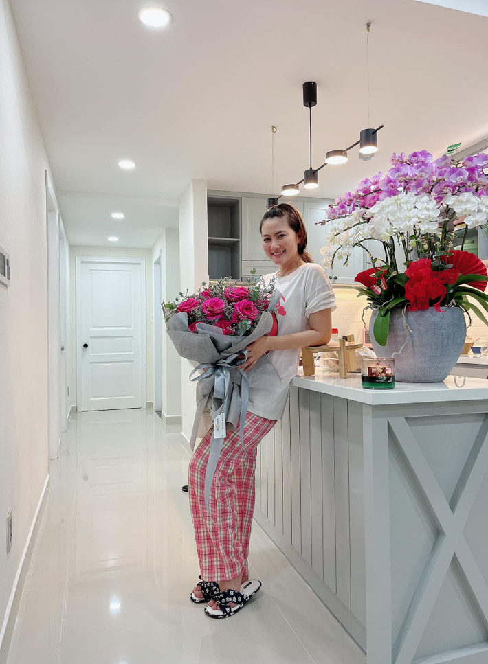 Thân hình có đẫy đà hơn trước nhưng Ngọc Lan vẫn nhận được nhiều lời khen về nhan sắc rạng ngời dù để mặt mộc.