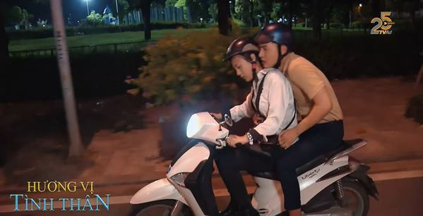 Được bạn gái cũ cho đi nhờ xe máy, shark Long lấy cớ xe phóng nhanh và vội vòng "bàn tay hư" ôm chầm lấy Nam, cằm còn tựa vào vai, miệng liên tục thỏ thẻ bên tai người thương.