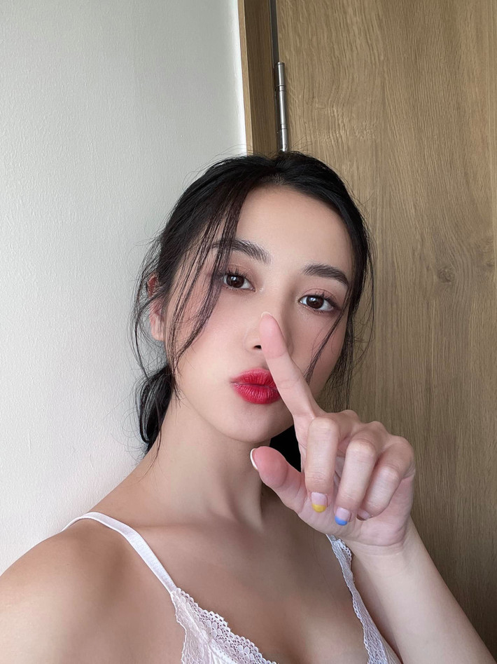"Hot girl trà sữa" chụp ảnh "check-in" ở nhà mùa dịch với đồ ngủ vẫn khiến fan "ngẩn ngơ".