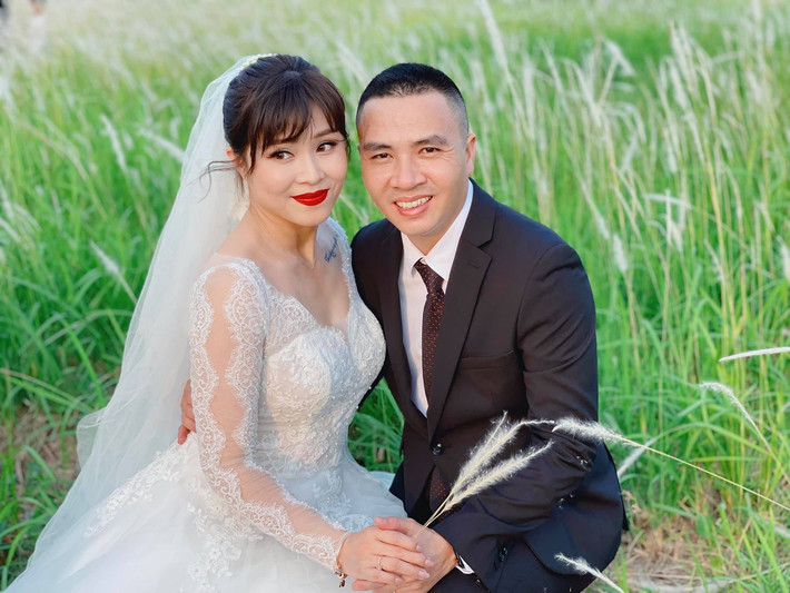 Sau những lần vướng nghi vấn chia tay, vợ chồng MC Hoàng Linh - Mạnh Hùng chứng minh hôn nhân vẫn mặn nồng bằng ảnh cưới lãng mạn. Cả hai mới thực hiện bộ ảnh kỷ niệm quãng thời gian gắn bó.