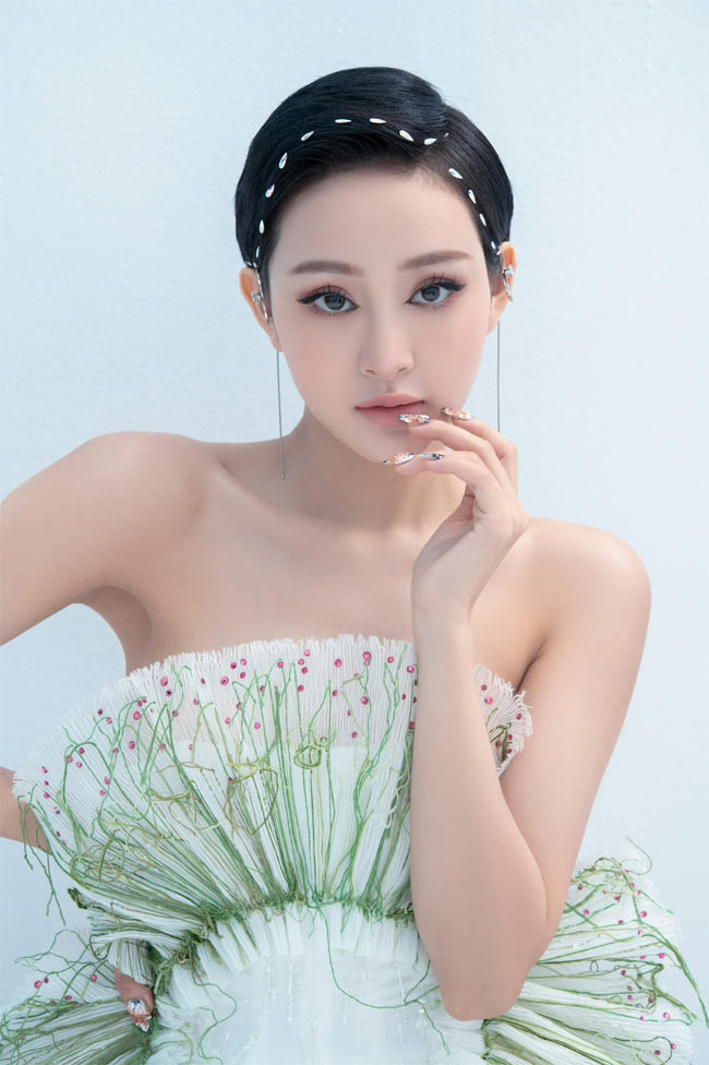Gần đây, giọng ca “Em ngày xưa khác rồi” xuất hiện với khuôn mặt hơi sưng và khác lạ hơn.