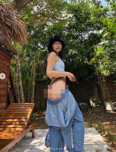 Chưa kể trong một khoảnh khắc khác, con gái út nhà diva Mỹ Linh còn "giơ ngón tay thối" tạo dáng chụp ảnh.