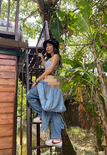 Vốn khá kín tiếng nhưng mới đây, Mỹ Anh - con gái diva Mỹ Linh trở thành tâm điểm của sự chú ý với loạt ảnh tụt quần để lộ nguyên vòng 3 căng tròn.