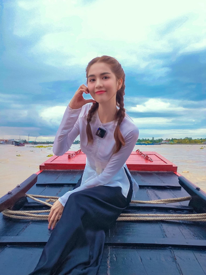 Trong nhiều khoảnh khắc chia sẻ lên mạng xã hội, Ngọc Trinh diện áo bà ba kết hợp lối trang điểm nhẹ nhàng đúng chuẩn phụ nữ miền Tây.
