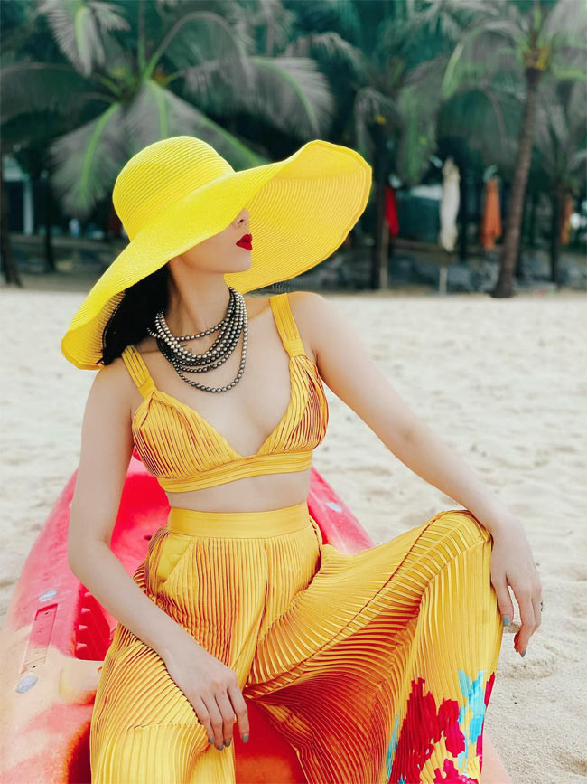 Về phía Lệ Quyên, sau khi ly hôn, cô thường xuyên đăng ảnh xinh đẹp đi chơi, đi diễn, đi làm đẹp cùng những status khiến cộng đồng mạng phải tò mò.