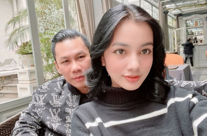 Ngày 4/1, trên trang cá nhân, doanh nhân Đức Huy đăng ảnh thân mật với cô gái trẻ kém anh 27 tuổi, Nguyễn Thị Cẩm Đan.