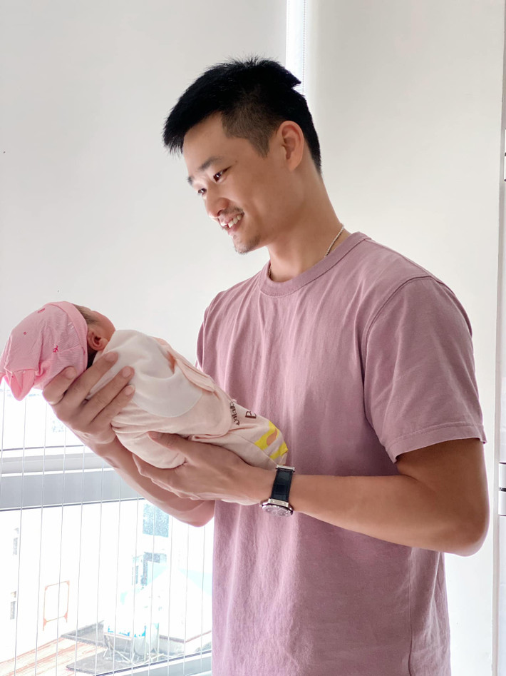 "... Tháng 5/2021, dịch tái bùng phát ở nhiều thành phố lớn trên cả nước. Thời tiết nắng nóng như thiêu. Thế mà ngày em bé của mẹ chào đời - Hà Nội lại đón một cơn mưa vô cùng mát mẻ - không khí trong lành lắm. Thật tuyệt diệu phải không em, vì mẹ thích mưa em bé ạ!".