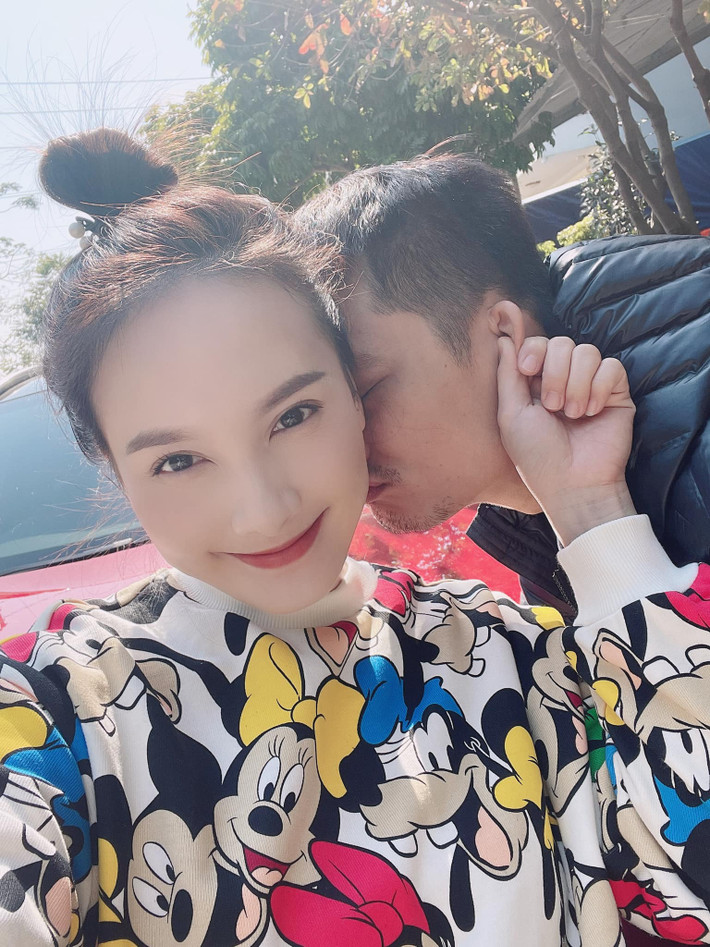 Sau sinh, bà mẹ hai con không giấu nổi niềm hạnh phúc: "Thật chẳng còn gì sung sướng hơn khi mẹ cháu được mẹ tròn con vuông, mạnh khoẻ và bình an! Vậy là gia đình cháu đã đủ nếp tẻ - 4 thành viên như ước nguyện".