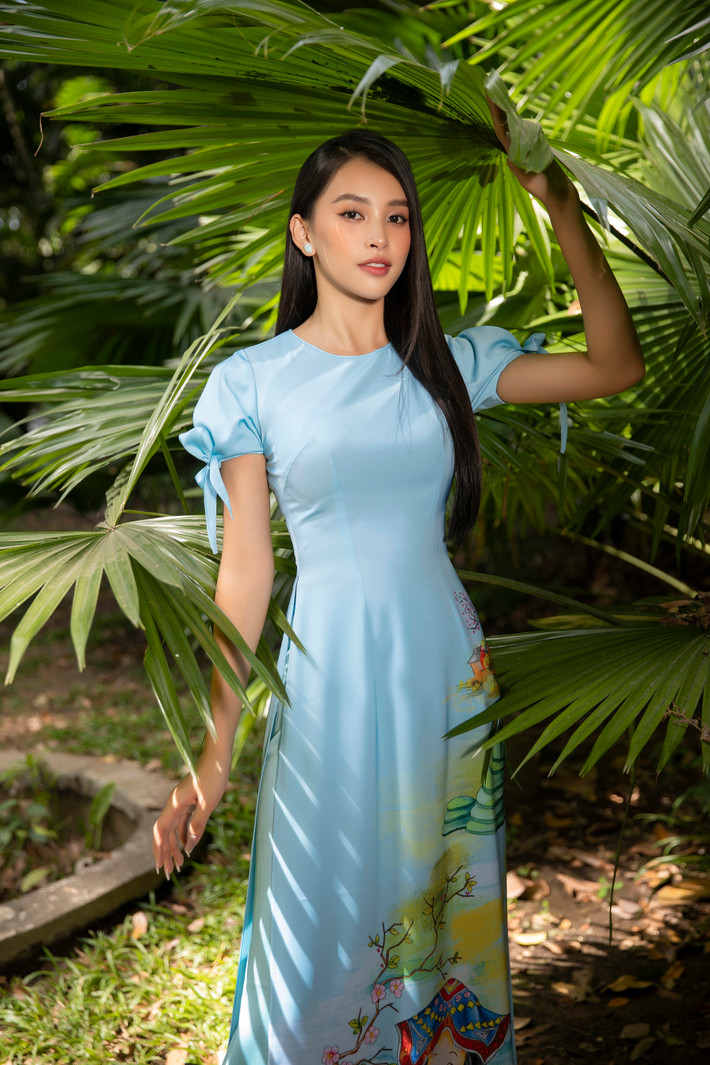 Ngô Nhật Huy chia sẻ: “Hình ảnh các thiếu nữ như mùa xuân trảy lộc, khởi tạo một sức sống tươi trẻ mang đã mang đến cho tôi nhiều ý tưởng để đưa vào bộ sưu tập áo dài Tết lần này!”.