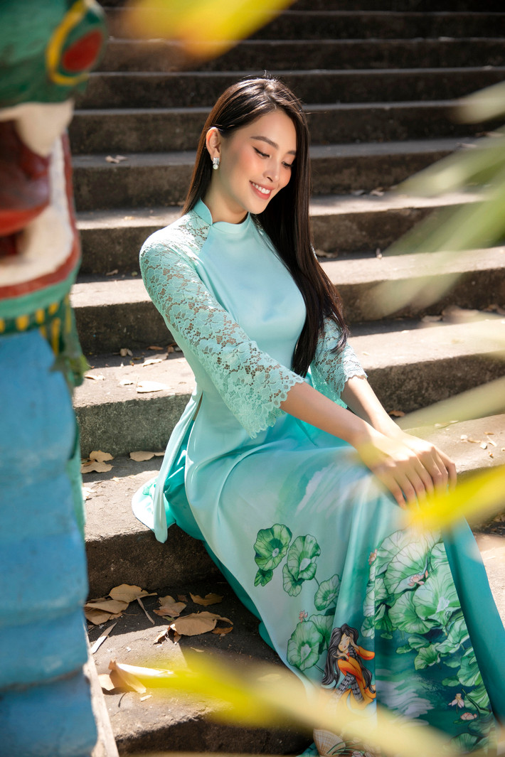 Đây là những thiết kế tôn lên vẻ đẹp của người phụ nữ vừa hiền dịu, pha trộn với nét đẹp tinh khôi thướt tha trên từng tà áo dài mang đậm bản sắc của dân tộc.