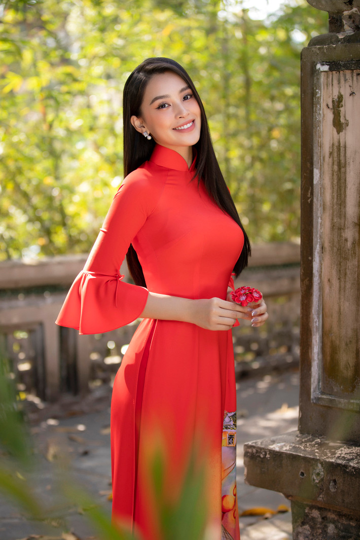 Hoa hậu Tiểu Vy vừa tung ra bộ ảnh trong trang phục truyền thống để hưởng ứng không khí rộn ràng cận kề ngày Tết đến xuân về.