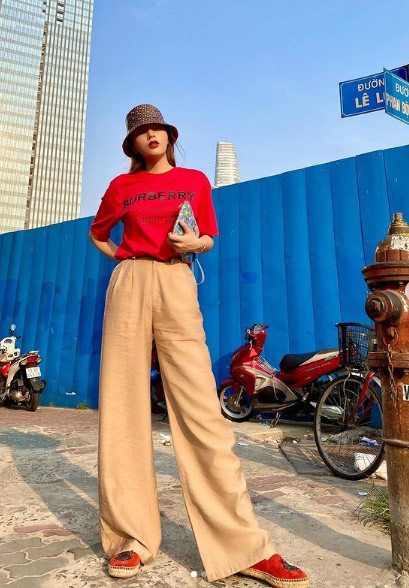 Quần ống rộng kết hợp với áo phông đỏ Burberry và đôi giày cùng tông màu với áo, Kỳ Duyên vừa giản dị lại vừa sành điệu.
