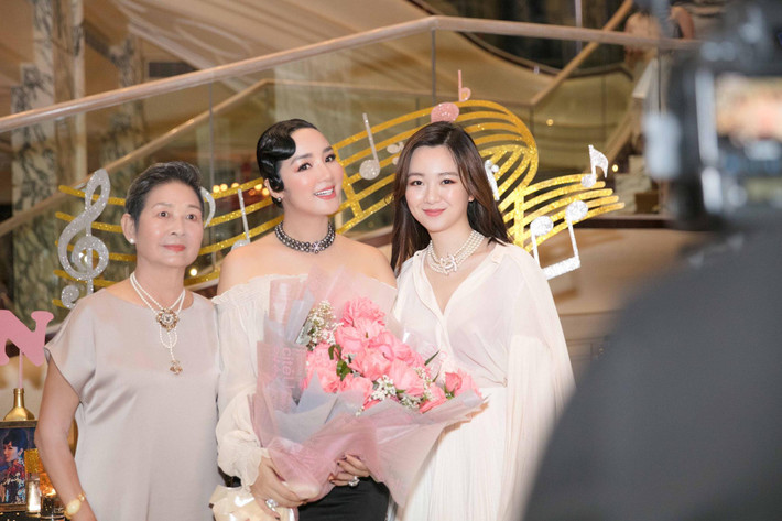 Có thể thấy vẻ đẹp “sắc nước hương trời” của con gái Hoa hậu Giáng My được thừa hưởng từ mẹ và bà ngoại.