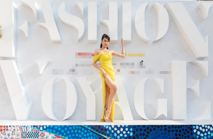 Trên thảm đỏ của Fashion Voyage, nàng hậu “gia nhập” đại tiệc đường cong khi lên đồ gợi cảm với mẫu váy trễ vai sang trọng cùng chi tiết chít eo khoe trọn cơ thể nuột nà của mình.