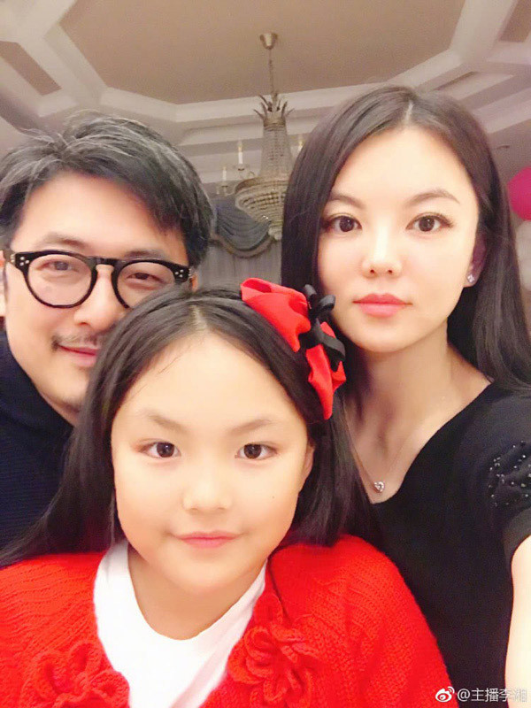 MC nổi tiếng Lý Tương ngoài chọn trường quốc tế đắt tiền cho con gái Vương Thi Linh, cô còn cho con gái học chơi golf, học các kỹ năng xã hội để con tự tin hành xử trong giới thượng lưu. Học phí mẫu giáo của con gái Lý Tương là 200.000 NDT/năm (khoảng 700 triệu đồng/năm).
