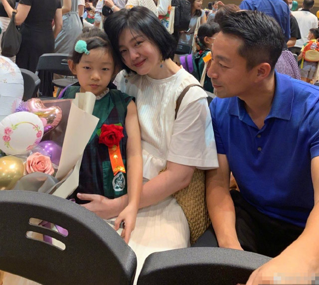 Theo tiết lộ của nữ diễn viên “Vườn sao băng” chồng cô chiều chuộng con gái vô điều kiện, cứ khi nào con cất giọng gọi là ông bố Tiểu Phi sẽ ngay lập tức có mặt để làm theo ý con. Hai vợ chồng Từ Hy Viên chủ trương nuôi các con theo kiểu quý tộc từ chi phí học tập, vui chơi, quần áo, thức ăn, đồ uống…