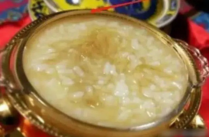 Không chỉ tặng con gái nữ trang, Lâm Tâm Như còn nổi tiếng là ngôi sao Hoa ngữ chăm con rất xa xỉ. Cư dân mạng từng xôn xao khi nhìn thấy bát cháo vi cá mập của bé Cá Heo nhỏ được mẹ đựng trong chiếc bát vàng.