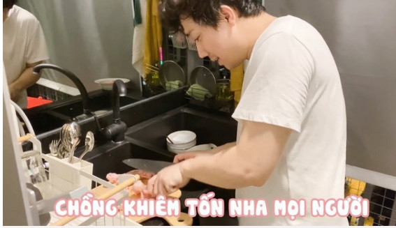 Nam MC đắt show nhất Vbiz đúng chuẩn "người chồng quốc dân" khi rất chăm vào bếp nấu ăn cho vợ ca sĩ và dành cho cô những câu ngôn tình. Trong khi đó, Hari Won cũng luôn biết cách quan tâm, chăm sóc ông xã Trấn Thành qua những hành động nhỏ.