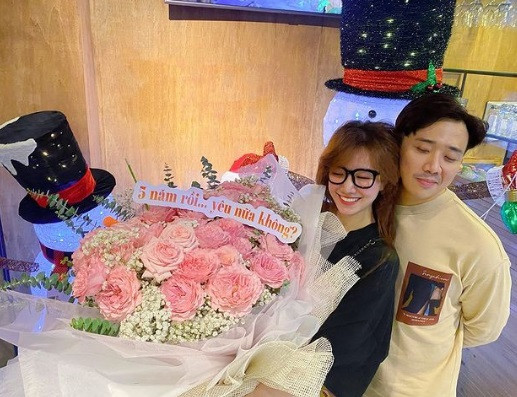 Hoạt động trong nhiều lĩnh vực, tài giỏi và hài hước, ngoài đời "bố già" Trấn Thành khá thoải mái chia sẻ cuộc sống hôn nhân 5 năm hạnh phúc bên bà xã Hari Won.