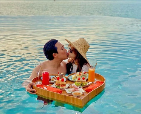 Cặp đôi không ít lần khiến người hâm mộ phát ghen vì những khoảnh khắc "tình bể bình".