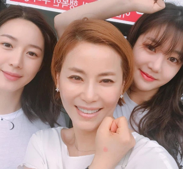 Lee Da In là con gái thứ 2 của nữ minh tinh Kyun Mi Ri (giữa) - người từng đóng vai "Mama Chuê" trong bộ phim nổi tiếng “Nàng Dae Jang Geum” - với nam diễn viên Im Young Gyu.