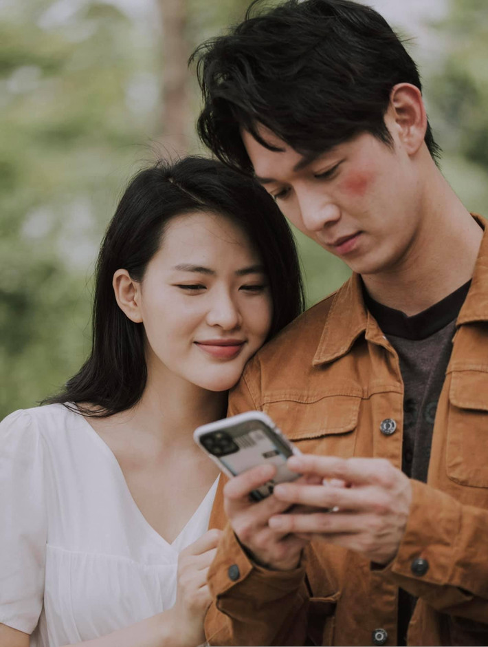 Trong bộ phim truyền hình "Cây táo nở hoa" đang hút khán giả, Minh Trang vào vai phụ tên Trúc - nàng thiểu thư xinh đẹp, giàu có nhưng thiếu thốn tình cảm gia đình. Đóng cặp với Song Luân (vai Dư - chàng tài xế công nghệ điển trai), cô nàng gây ấn tượng với màn cưỡng hôn anh chàng ngay từ những tập đầu của phim.