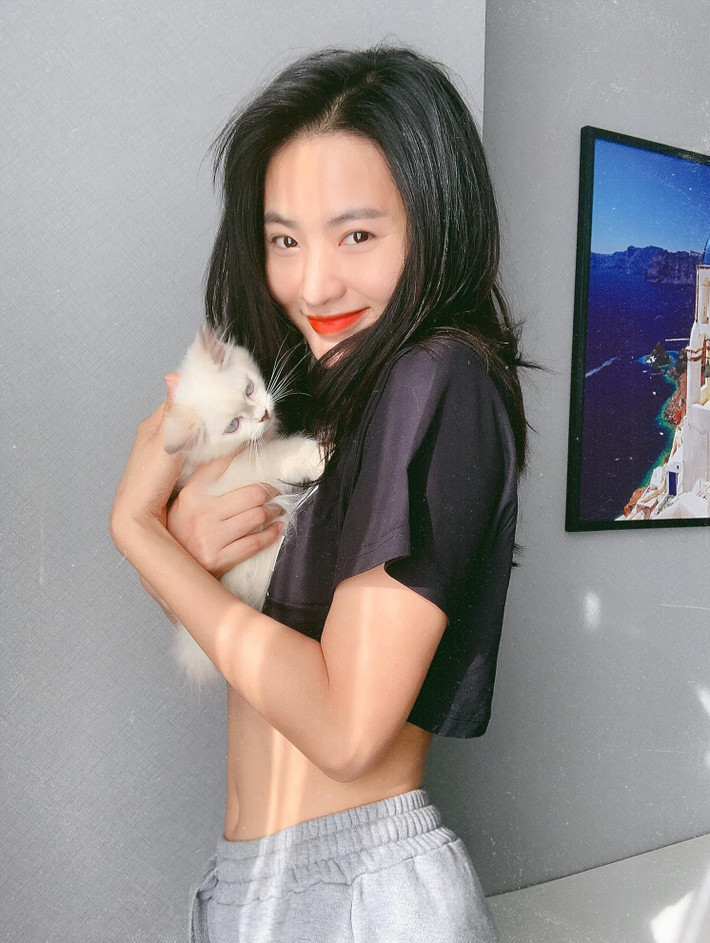 Nữ diễn viên tự tin với kiểu áo crop - top...